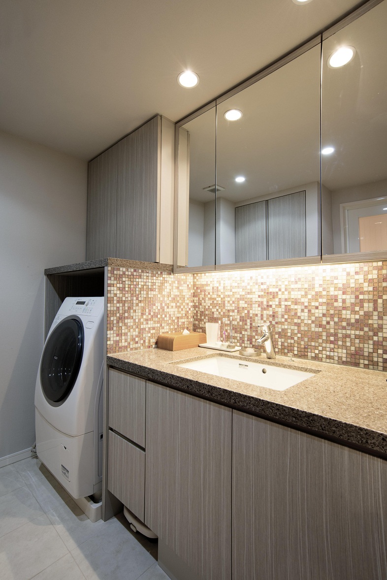 モザイクタイルが印象的な、洗練された洗面空間に