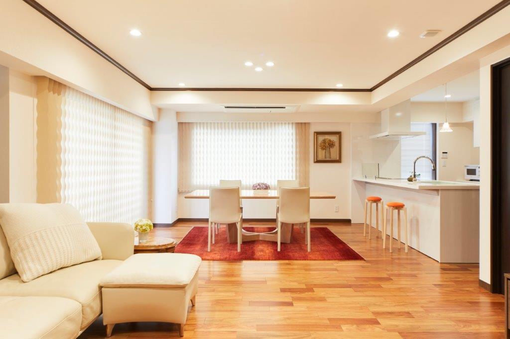 お気に入りの家具・床材に囲まれたダイニング