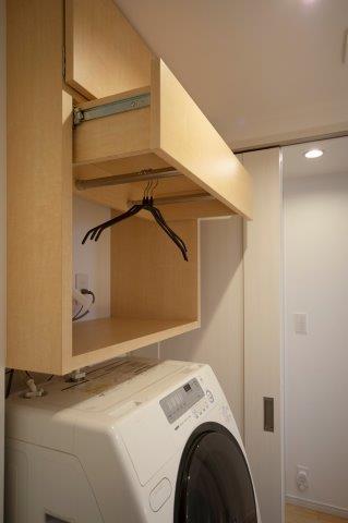 デッドスペースになりやすい洗濯機上を収納に