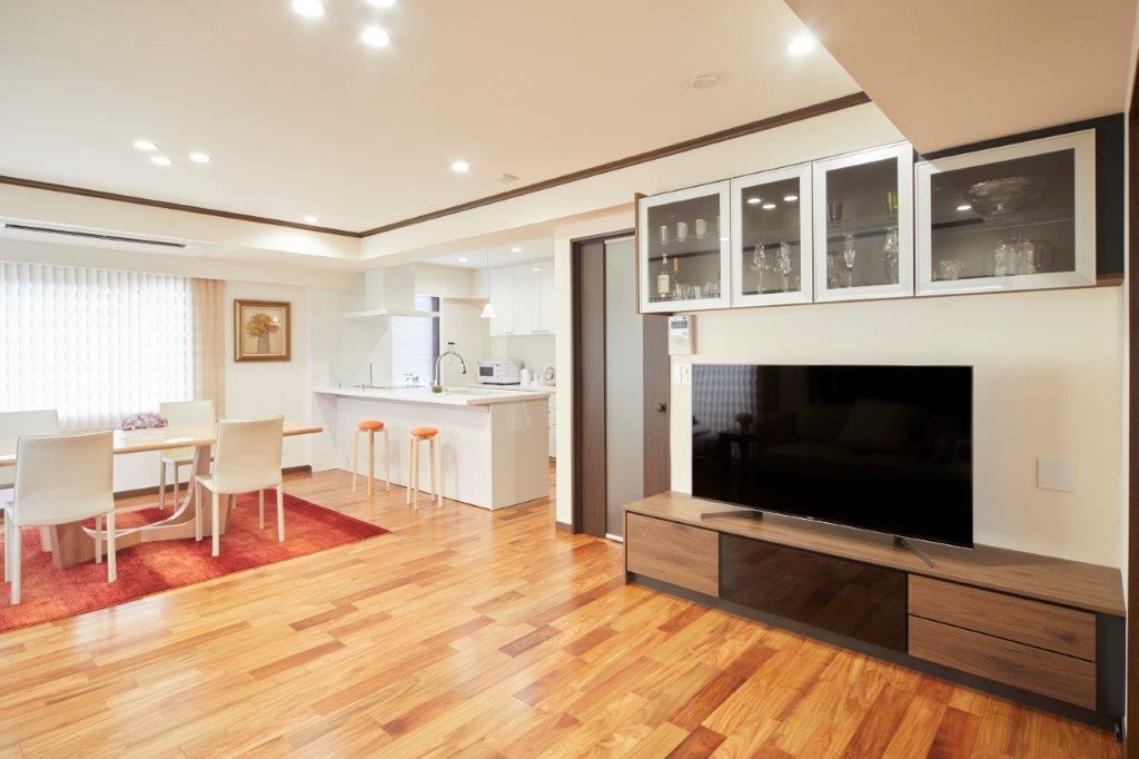 コレクションを並べた吊戸棚