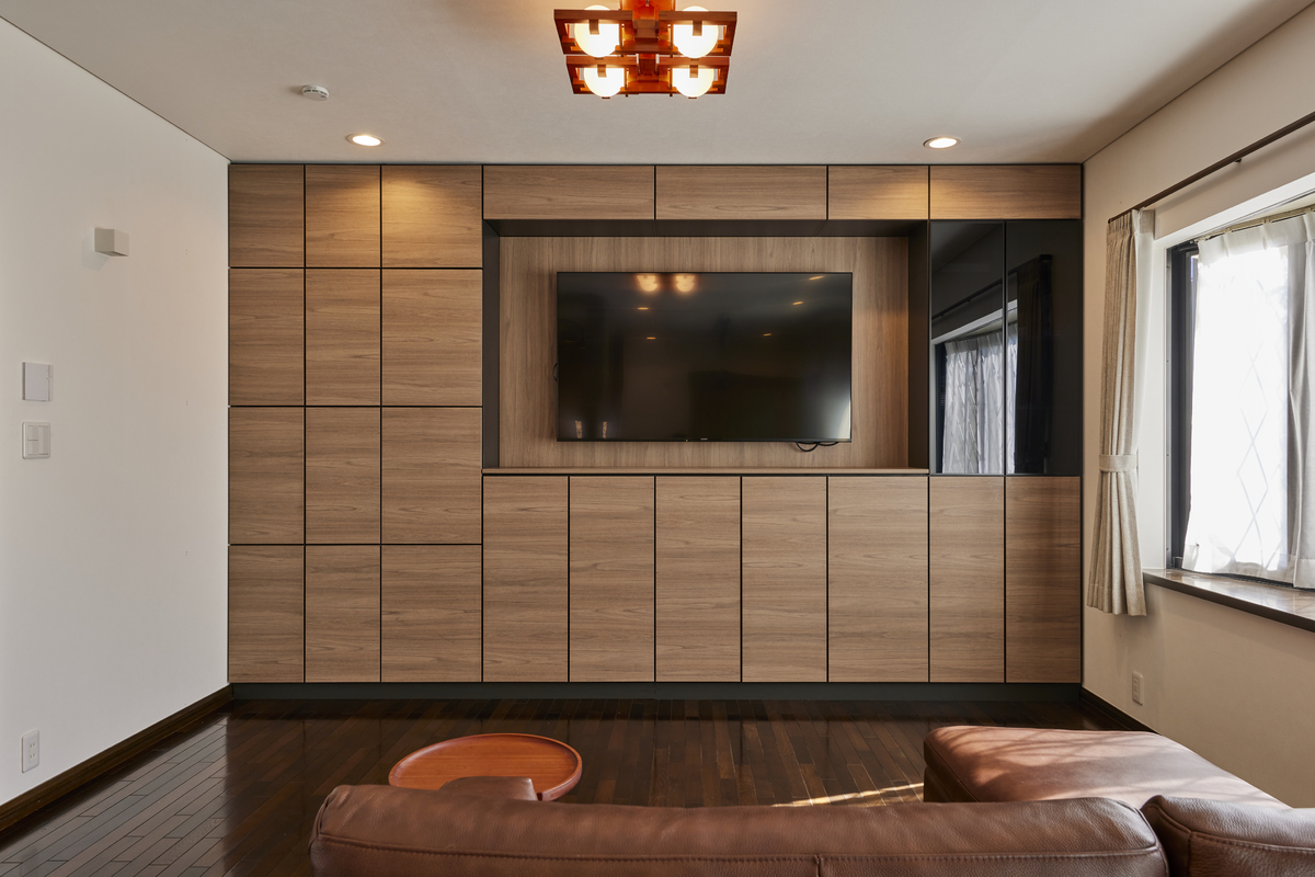 収納力抜群の壁面収納と、高さにこだわった壁掛けテレビですっきりリビングに