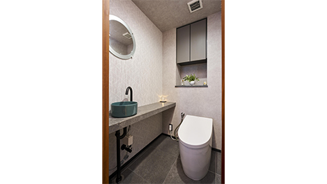 手洗いカウンターを造作にすることで、高級感のあるトイレへ。